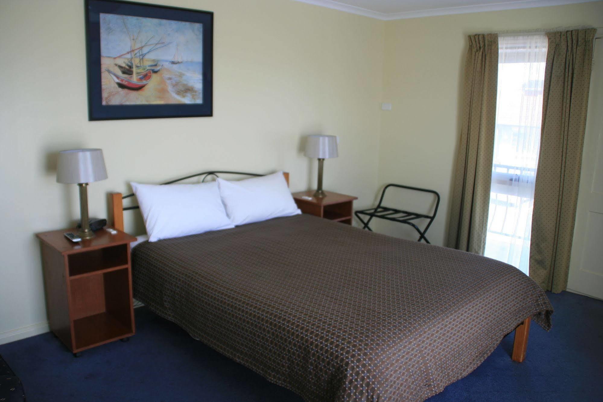 Eight Spence Motel Warrnambool Exterior photo